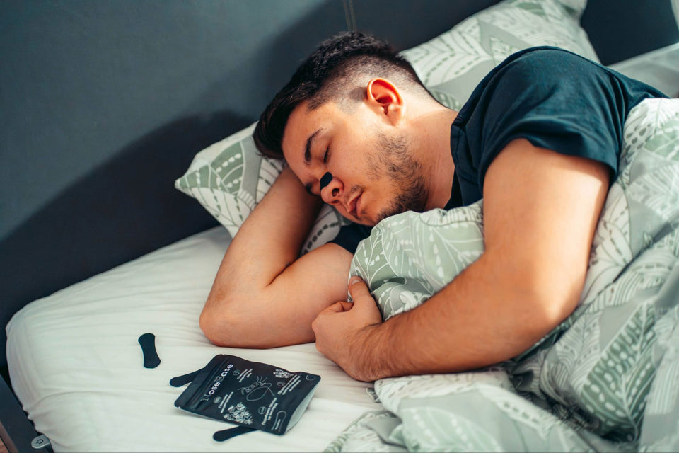 Лента NoseEase, носена през нощта за по-свободно дишане